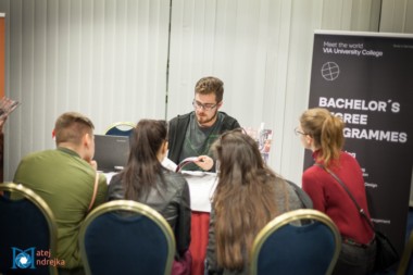 Záujemcovia sa informujú u zamestnanca zahraničnej univerzity na podujatí StudyFest.